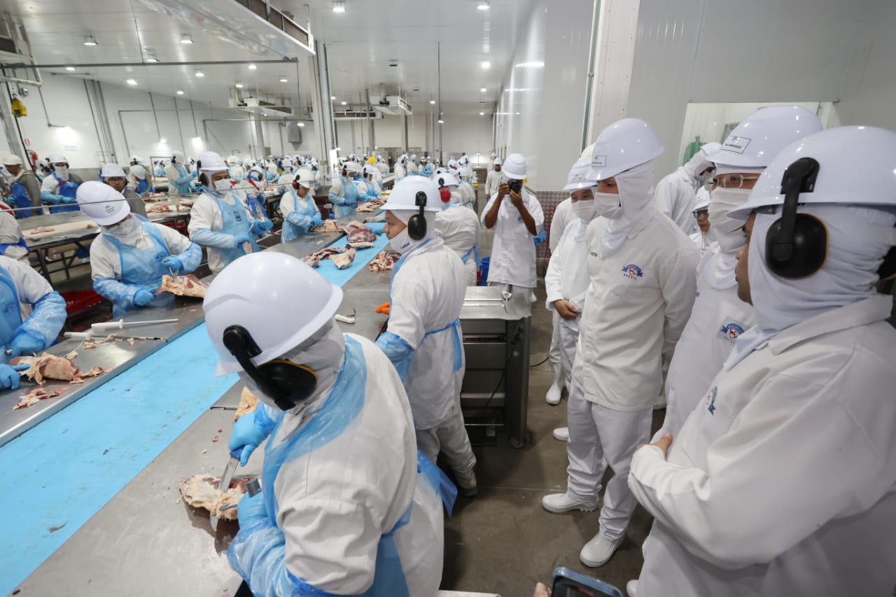 Trabalhadores de frigorífico de Inhumas, a 40 quilômetros de Goiânia: renda aquece a economia (Foto: Secom)