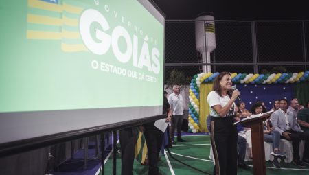 Caiado e Gracinha entregam quadra poliesportiva em colégio da cidade de Goiás