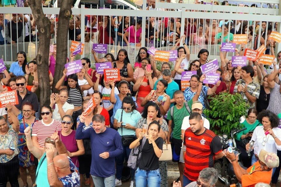 Servidores da Educação de Goiânia encerram greve e voltam ao trabalho nesta terça, 19