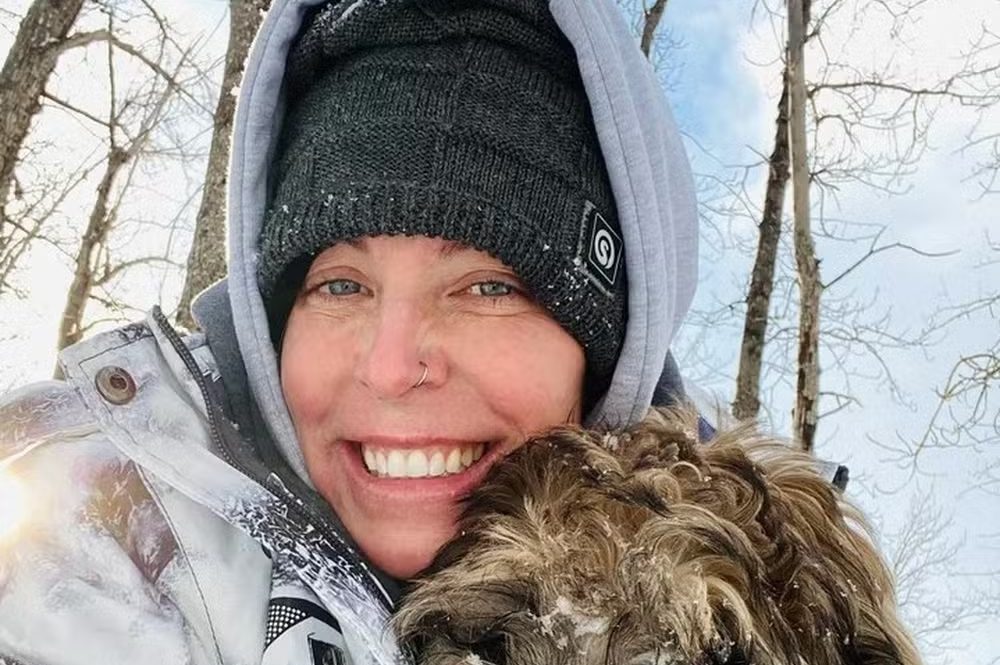 Mulher morre congelada ao salvar cão e é encontrada abraçada com animal