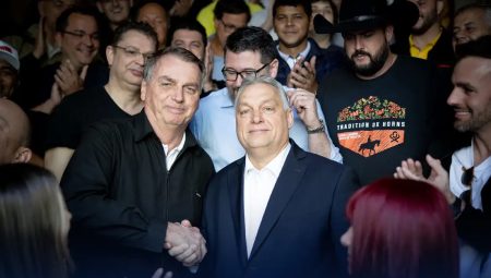 Viktor Orbán e Bolsonaro na posse de Milei em dezembro de 2023