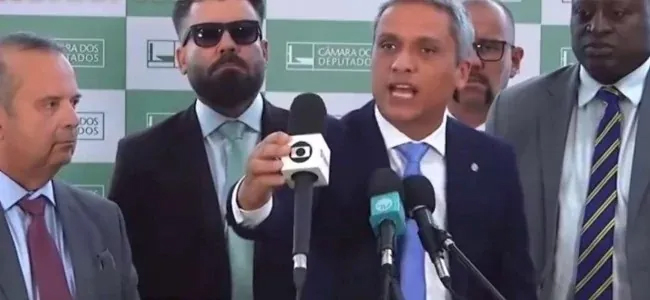 Delegado Caveira e Gustavo Gayer retiraram o microfone da TV Globo do púlpito durante entrevista na Câmara dos Deputados