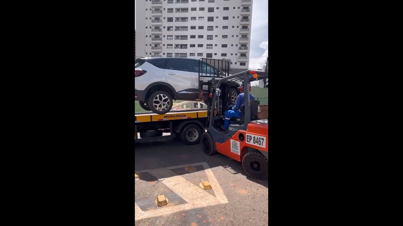 Agentes de trânsito removem veículo estacionado irregularmente na Praça T-55, Setor Bueno
