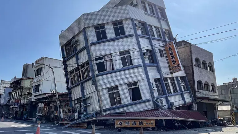 Terremoto de magnitude 7,7 deixa nove mortos e 800 desaparecidos em Taiwan
