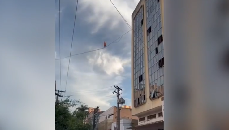 Equilibrista se arrisca ao andar em corda entre prédios no Centro de Goiânia