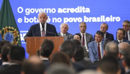 O presidente Luiz Inácio Lula da Silva participa do lançamento do Programa Acredita, em cerimônia no Palácio do Planalto
