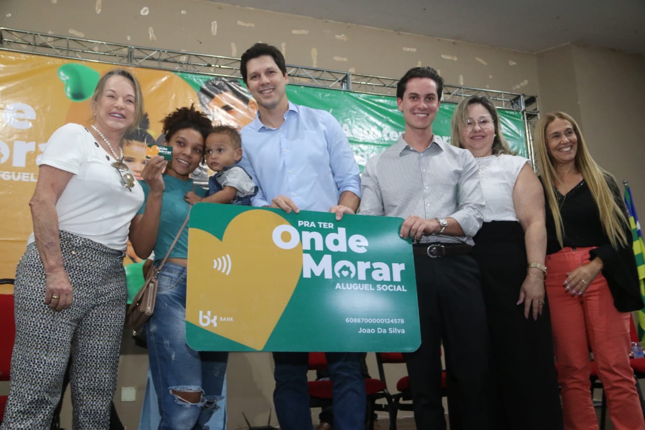 Governo de Goiás entrega cartões do Aluguel Social a famílias de Caldas Novas