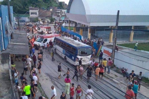 Micro-ônibus atropela fiéis durante procissão em Recife; cinco pessoas morrem