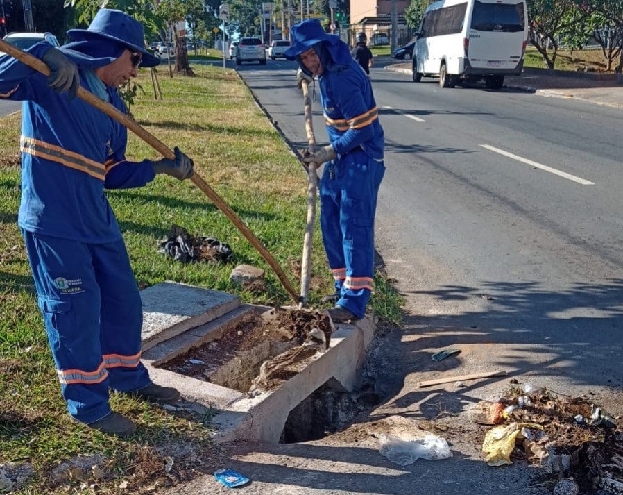 Média de meia tonelada de lixo é retirada das bocas de lobo mensalmente em Goiânia; trabalho é realizado pela Secretaria Municipal de Infraestrutura Urbana