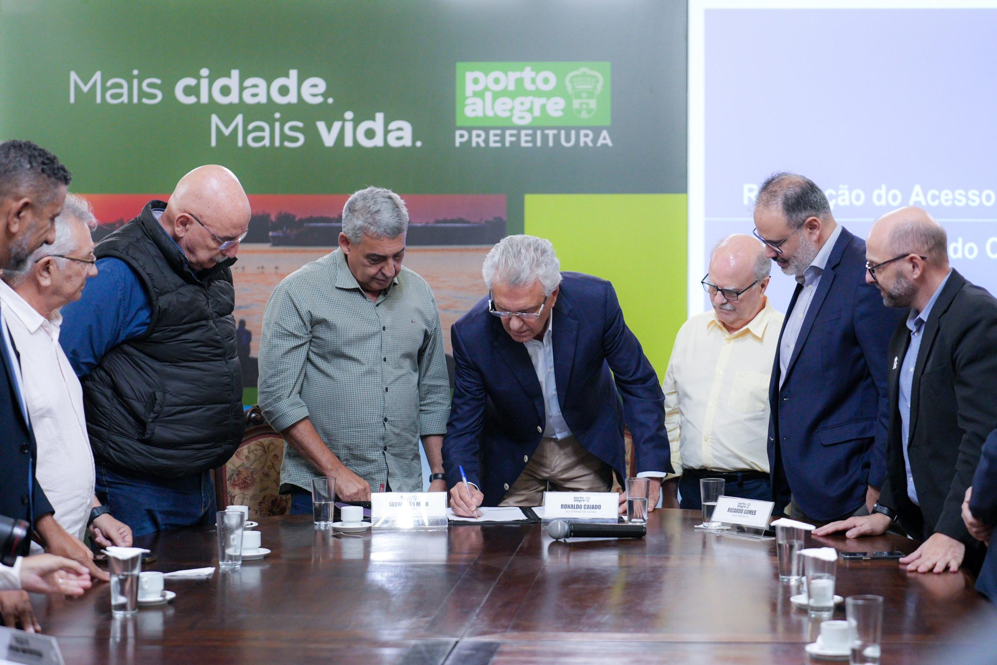 Governador Ronaldo Caiado durante assinatura de protocolo de intenções com a prefeitura de Porto Alegre: objetivo é diminuir filas de internação e de cirurgias no estado