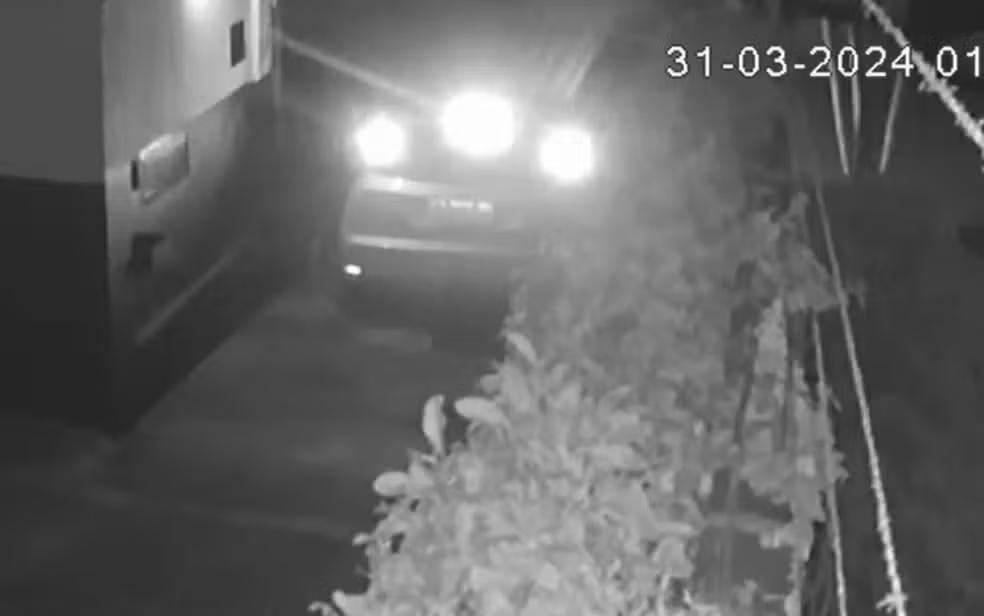 Homem derruba portão com carro e foge sem pagar conta de motel, em Anápolis