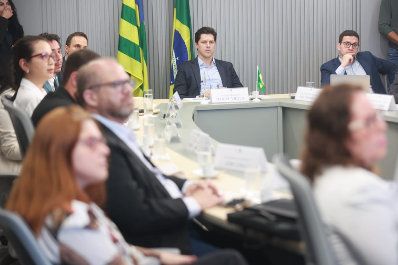 Daniel Vilela recebe vice-embaixador de Israel no Brasil em reunião com secretariado goiano para discutir cooperação em tecnologia