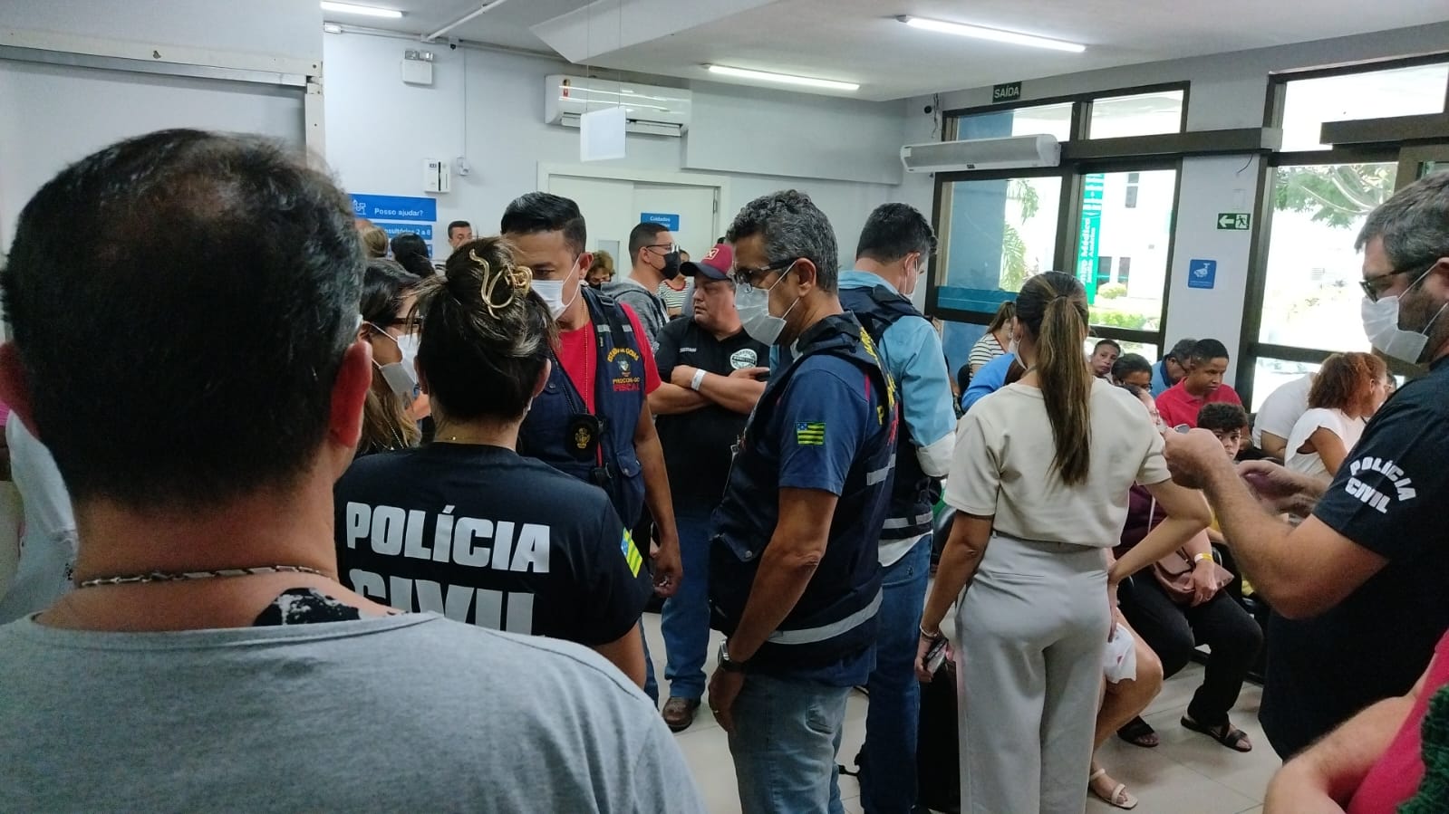 Autoridades do Procon Goiás e Decon inspecionam o hospital Jardim América durante operação de fiscalização nesta segunda-feira