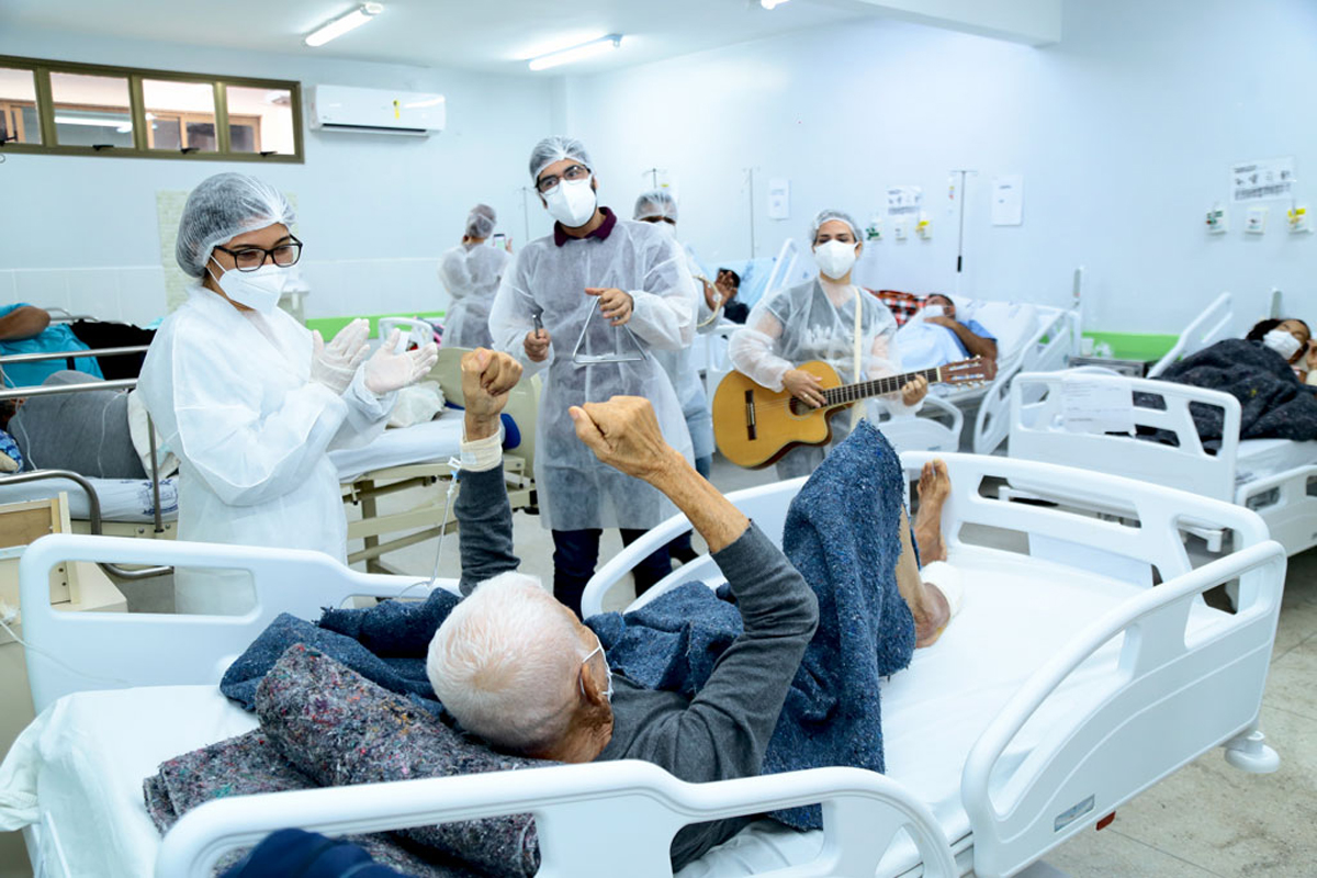 Musicoterapia usa música para intervenção em ambientes médico e educacional