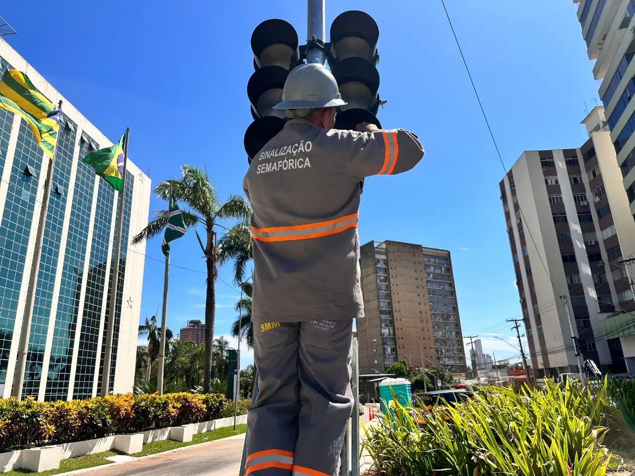 Um dos 30 semáforos inteligentes implantados em 10 cruzamentos da Capital: detectores identificam a presença de veículos, quantidade e tempo entre eles