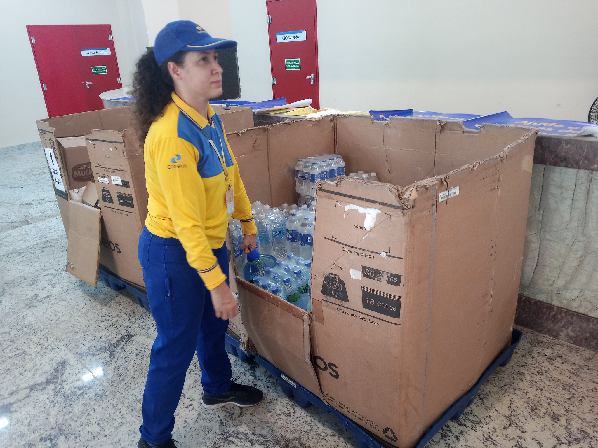 Correios ampliam rede de coleta de doações para auxiliar vítimas das chuvas no Rio Grande do Sul