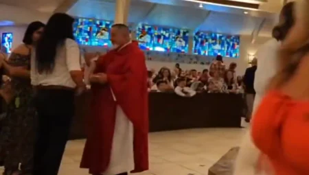Padre morde mão de fiel durante celebração da comunhão nos EUA