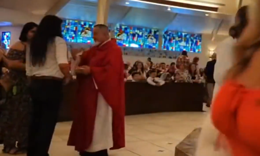 Padre morde mão de fiel durante celebração da comunhão nos EUA