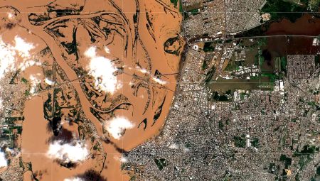 Fotos de satélite divulgada pela Fiocruz mostra o Rio Guaiba (e) e a área metropolitana de Porto Alegre (d).