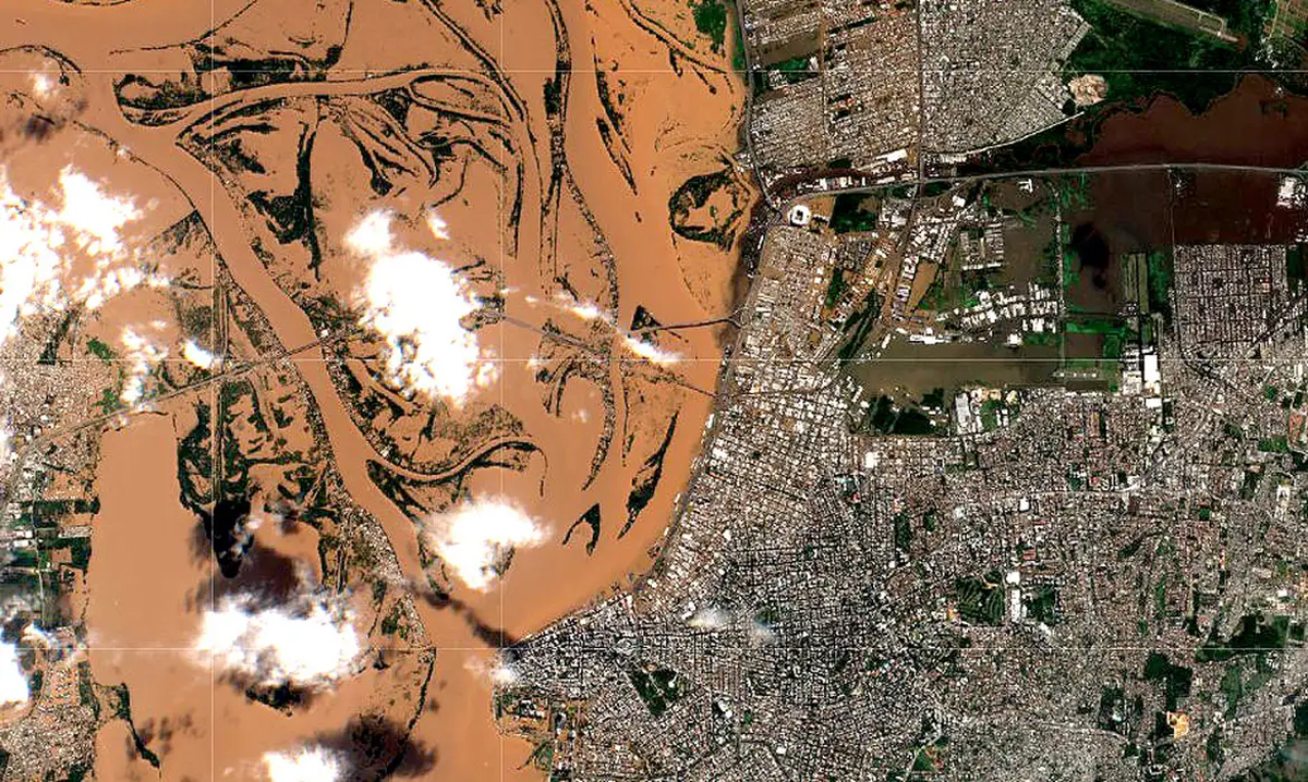 Fotos de satélite divulgada pela Fiocruz mostra o Rio Guaiba (e) e a área metropolitana de Porto Alegre (d).