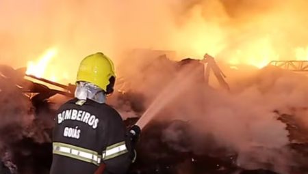 Bombeiros combatem incêndio em indústria de reciclagem em Senador Canedo por mais de 10 horas