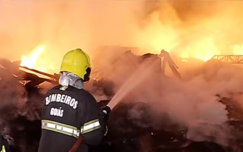 Bombeiros combatem incêndio em indústria de reciclagem em Senador Canedo por mais de 10 horas