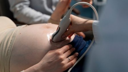 Governo de Goiás faz mutirão de exames de ecocardiograma fetal. Rápido, indolor e seguro, procedimento permite fazer a detecção precoce de diversas condições durante a gestação (Foto: SES-GO e Freepik)