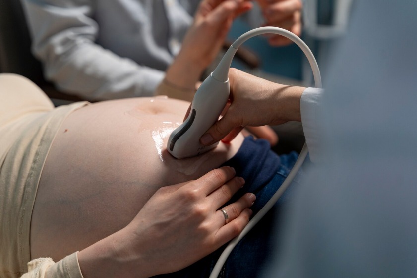 Governo de Goiás faz mutirão de exames de ecocardiograma fetal. Rápido, indolor e seguro, procedimento permite fazer a detecção precoce de diversas condições durante a gestação (Foto: SES-GO e Freepik)