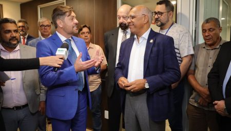 Bruno Peixoto recebe prefeito Rogério Cruz no gabinete da Presidência, na Assembleia Legislativa/Foto: Ruber Couto