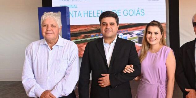 Ex-governador Alcides Rodrigues participa de evento em Santa Helena de Goiás, cidade administrada pelo seu filho, João Alberto (à direita) (Reprodução)