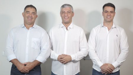 Da esquerda para a direita: pré-candidato a prefeito Clayton Carvalho (PP); prefeito de Buriti Alegre, André Chaves (MDB); e pré-candidato a vice-prefeito, Emiliano Gomes (MDB)