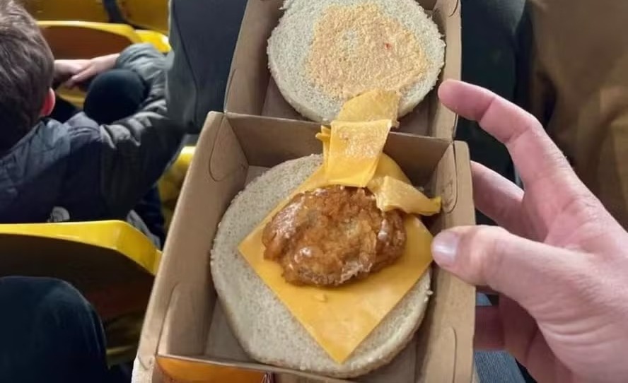 Sanduíche de frango servido em estádio de futebol viraliza nas redes sociais