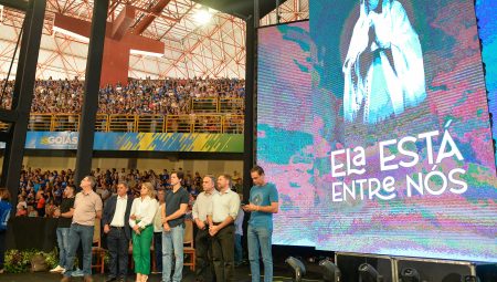 Vice-governador Daniel Vilela sobe ao palco do Totus Tuus e coloca estádio Serra Dourada à disposição para edição de 2025