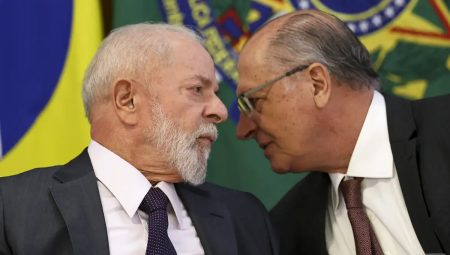 O presidente Luiz Inácio Lula da Silva e o vice-presidente Geraldo Alckmin durante anúncio de novas medidas de apoio à população e à reconstrução do Rio Grande do Sul