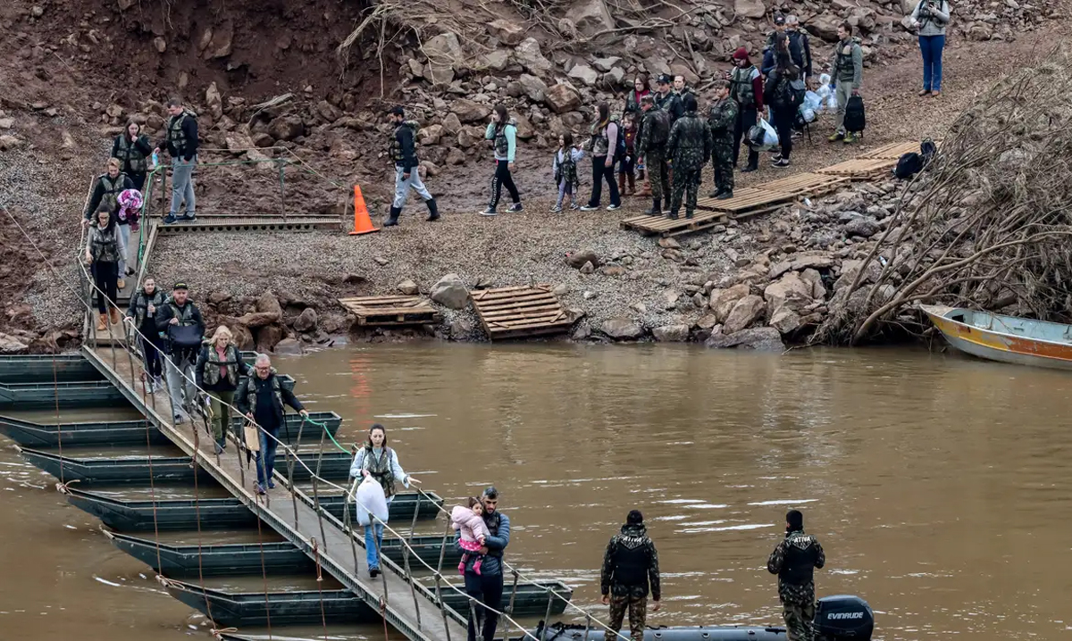 A ponte que atravessava o rio Taquari levando as pessoas de Lajeado até Arroio de Meio desabou com a cheia do rio, deviado às últimas fortes chuvas