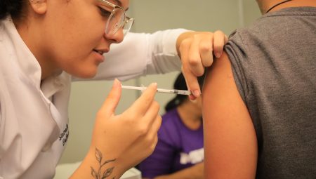 Após receber nova remessa com 7,8 mil doses de vacinas contra a dengue, Prefeitura de Goiânia amplia vacinação para crianças e adolescentes com idades entre 6 a 16 anos a partir desta segunda-feira (6/5); doses também passam a ser ofertadas em 71 salas de vacina