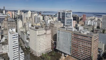 Centro histórico de Porto Alegre permanece alagado devido as fortes chuvas dos últimos dias