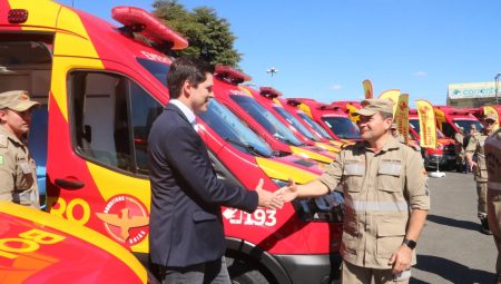 Daniel Vilela na entrega de novas viaturas para Corpo de Bombeiros Militar de Goiás. Novos veículos vão garantir mais eficiência dos serviços de emergência no estado