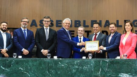 O governador Ronaldo Caiado durante sessão solene de entrega do Título Honorífico de Cidadão Goiano a membros do MPGO, na Alego