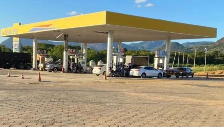 Pai Esquece Filhas em Posto de Gasolina