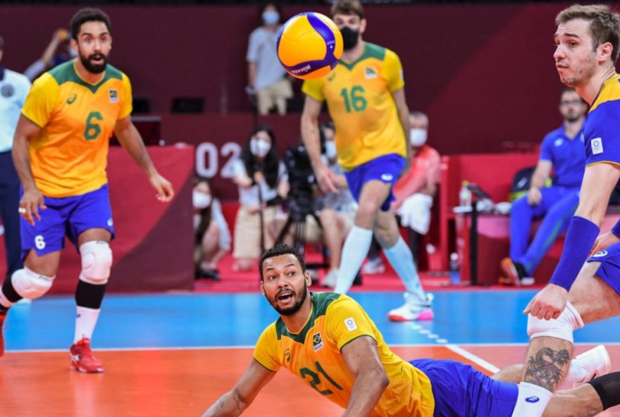 Brazil's Alan Souza (lower C) reacts after a point in the men's bronze medal volleyball match between Argentina and Brazil during the Tokyo 2020 Olympic Games at Ariake Arena in Tokyo on August 7, 2021. (Photo by Yuri Cortez / AFP)