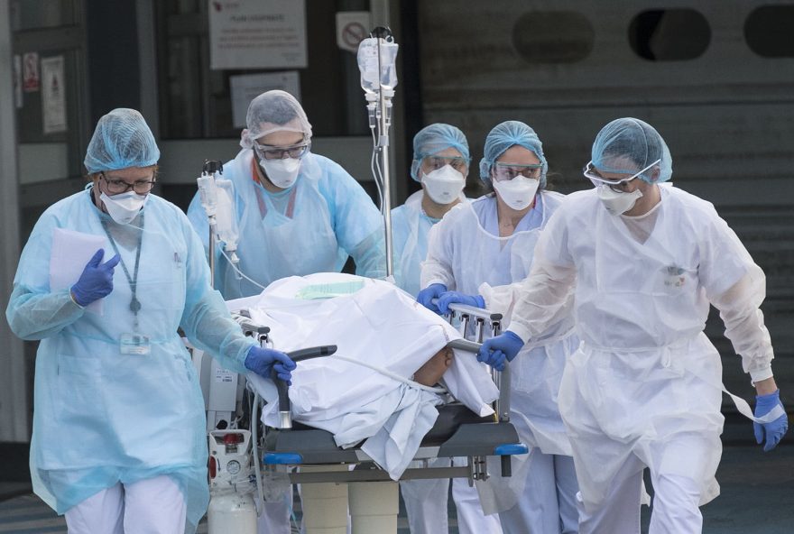 Medical staff push a patient on a gurney to a waiting medical helicopter at the Emile Muller hospital in Mulhouse, eastern France, to be evacuated on another hospital on March 17, 2020, amid the outbreak of the new Coronavirus, COVID-19. - A strict lock down requiring most people in France to remain at home came into effect at midday on March 17, 2020, prohibiting all but essential outings in a bid to curb the coronavirus spread. The country has reported 148 deaths from the virus, a number that health experts warn could soar in the coming days, seriously straining the hospital system. (Photo by SEBASTIEN BOZON / AFP)