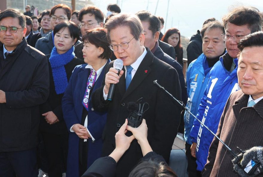 Lee Jae-myung, líder da oposição foi esfaqueado no pescoço. Foto/Reprodução: YONHAP / AFP