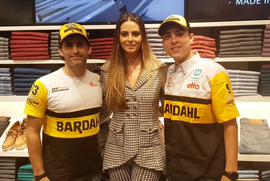 A modelo Suymara Barreto Parreira esteve na noite de autógrafos com os pilotos da Stock Car, Sérgio Jimenez e Guga Lima na loja Highstil, no Flamboyant Shopping Center, no sábado (1)
Foto: Fausi Humberto