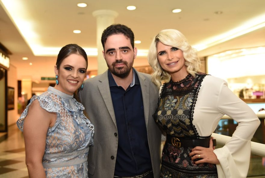 Sapatos. O casal de empresários FABIANA OLIVEIRA e LUIZ CARLOS CAMPOS recebeu convidados para o coquetel de inauguração da primeira loja UZA Shoes, em Goiânia, nessa terça-feira (16), no Flamboyant Shopping . Na foto, com a blogueira PRICYLLA PEDROSA