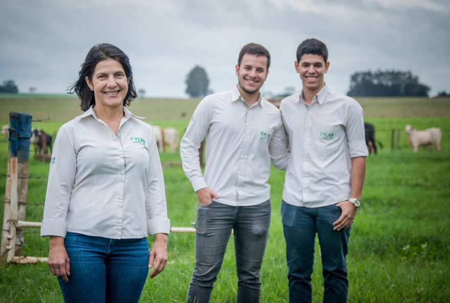 HERDEIROS Um dos desafios do agronegócio tem sido estimular a presença de jovens no campo para suceder os pais e avós nas atividades rurais. A engenheira agrônoma Eliamar Oliveira, de Rio Verde, tem preparado o terreno para os filhos Gabriel e Filipe, que já investem na carreira rural para assumir as atividades da família (FOTO: LARISSA MELO)