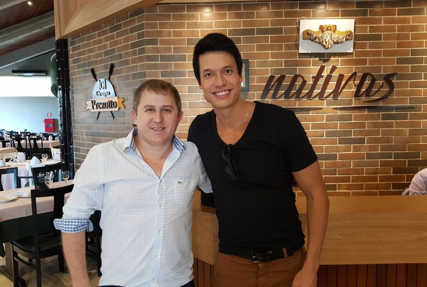 Chef. O vencedor do MasterChef 2016 Leonardo Young que esteve na cidade onde realizou o jantar na CasaCor Goiás, a convite do Club Stile e autografou seu livro “A Cozinha de Leonardo Young”, na Livraria Saraiva, do Flamboyant, aproveitou para almoçar na churrascaria Nativas Grill, onde foi recebido pelo empresário Jaime Prezotto