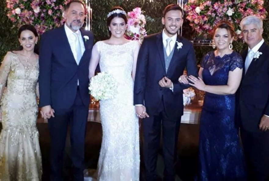 CHUVA DE ARROZ Os noivos, Jessica Queiroz e Públio Fagundes escolheram o Infinity Hall para dizer o tão esperado Sim. Na foto, o casal com os pais, Rose e Gecimar Fagundes e Irislenee João Queiroz