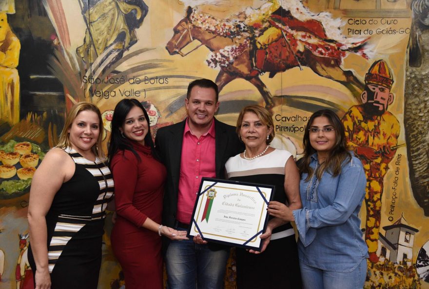 HOMENAGEM Ione Ferreira Campos recebeu o Título Honorífico de Cidadã Goianiense, em Sessão proposta pela vereadora Sabrina Garcês (à dir.), na última quarta, no Plenário da Câmara Municipal. Na foto, com os filhos, Soraya, Fabiana e Paulo Garcia