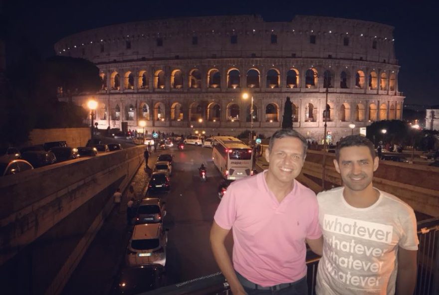 Os jornalistas HandersonPancieri e Carlos Eduardo Faria curtem férias pela Europa. Na foto, eles posam na frente do famoso Coliseu, em Roma, na Itália